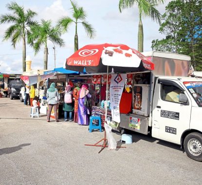 Some of the food trucks offering an array of dishes at the Johor Truck Festival on Nov 27, 2015 held in Pasir Gudang, Johor.